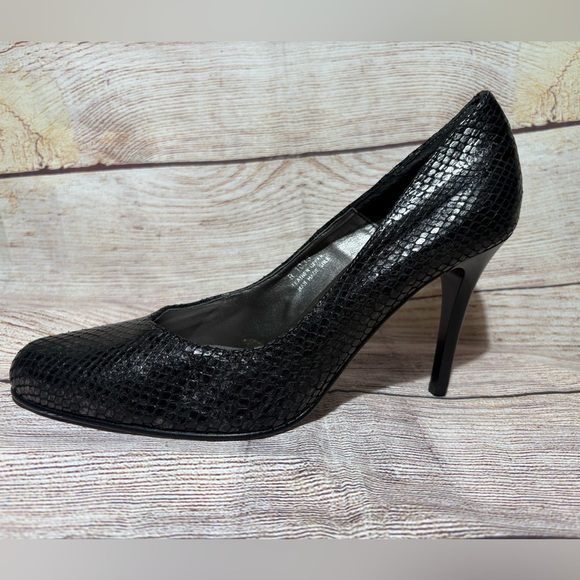Carisma Women’s Sz 8.5 Black Leather Snake Print With Red Bottom Stiletto Heels - Picture 1 of 12